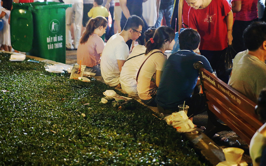 Xả đầy rác tại Công viên 23/9 trong ngày hội ẩm thực ở Sài Gòn
