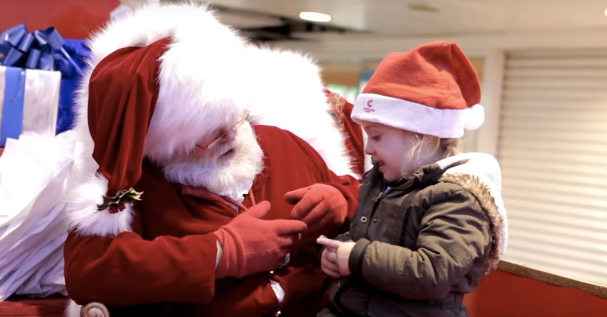 Ông già Noel nói chuyện với bé khiếm thính gây xúc động