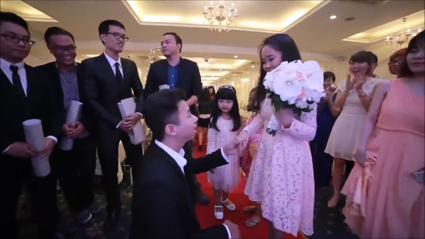 Cô gái khóc vì hạnh phúc khi được cầu hôn ngay trong đám cưới của bạn
