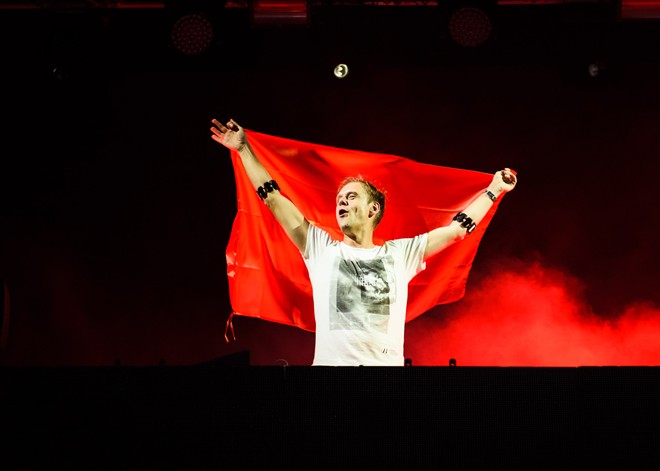 Armin Van Buuren giơ cao cờ Việt Nam tại đại nhạc hội EDM