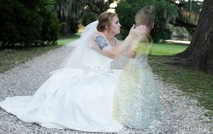 Câu chuyện đằng sau bức ảnh cưới kỳ lạ này sẽ khiến bạn phải khóc