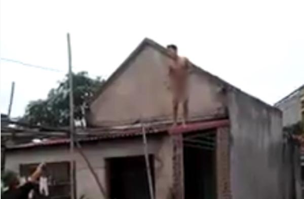 Nam thanh niên khỏa thân leo lên nóc nhà giữa trời giá lạnh