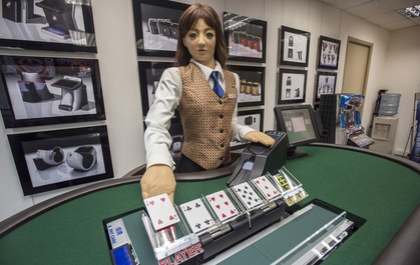 Bạn có muốn chơi bài với cô gái robot này không?
