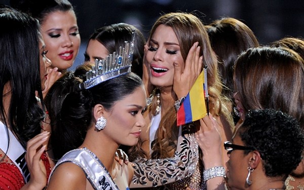 Miss Universe 2015 lạc lõng trên sân khấu sau khi nhận vương miện