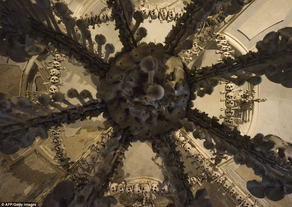 Bên trong nhà thờ được trang trí bằng 40.000 bộ xương người