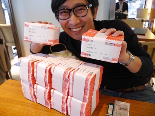 Chàng trai Nhật chi cả triệu yen mua… 5.000 tấm vé số