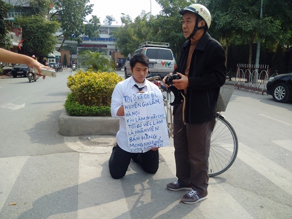 Nam thanh niên quỳ trước cổng Đài truyền hình Việt Nam xin được làm nhân viên bán hàng