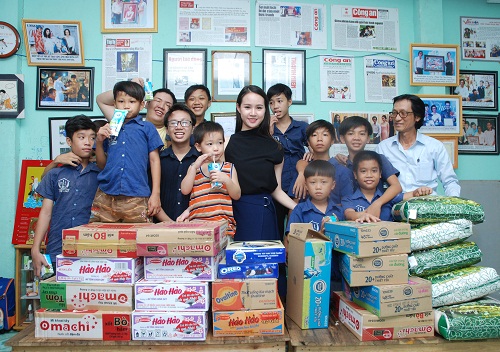 Người đẹp Hà Thành Nguyễn Phương Anh giản dị đi từ thiện đầu xuân