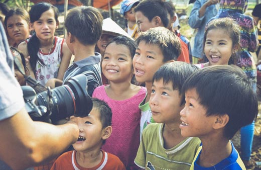 Những bức ảnh đầy yêu thương dành cho trẻ em trong khu ổ chuột Sài Gòn