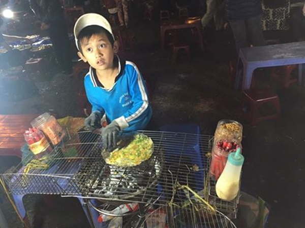 Cậu bé bán bánh tráng nướng nổi tiếng nhất ở Đà Lạt