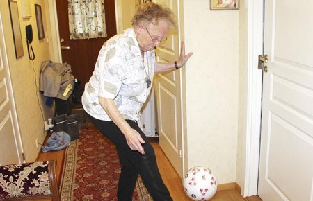 Cụ bà 90 tuổi vẫn tâng bóng tài tình