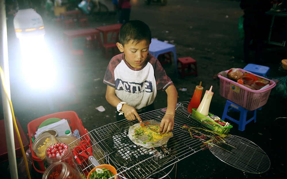 Hoàn cảnh khó nhọc của cậu bé 10 tuổi bán bánh tráng nướng nổi tiếng tại chợ Đà Lạt