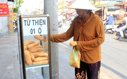 Bánh mỳ miễn phí cho người lao động nghèo – Sài Gòn vẫn luôn dễ thương như thế!