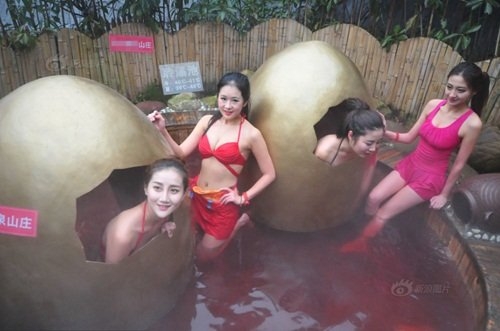 4 cô gái diện bikini tắm trong… trứng vàng