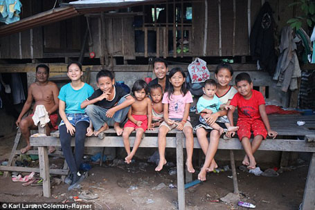 Cảm động hình ảnh con gái Angelina Jolie chơi đùa trong khu ổ chuột ở Campuchia