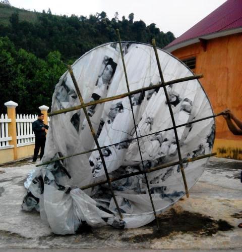 Tiêu hủy lồng đèn lạ rơi xuống nhà dân ở Quảng Nam