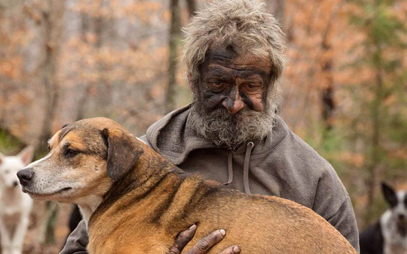 "Lão Hạc" vô gia cư thời hiện đại đau xót khi phải rời bỏ 31 chú chó cưng