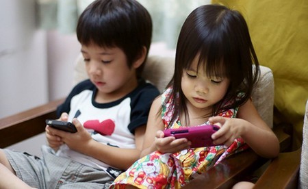Trẻ em Việt Nam “nghiện” smartphone hơn trẻ em tại Mỹ