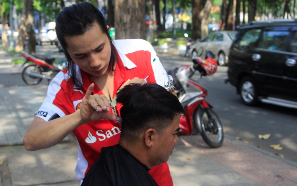 Chàng Việt Kiều cắt tóc miễn phí cho người lao động nghèo ở Sài Gòn