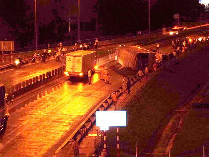 Xe tải tuột dốc cầu Mỹ Thuận khiến 4 người thương vong