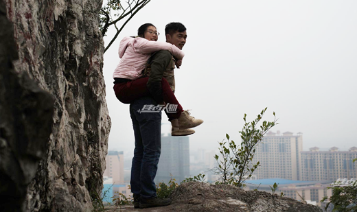 Chàng trai đưa bạn gái khuyết tật đi khắp Trung Quốc - câu chuyện khó tin nhưng có thật