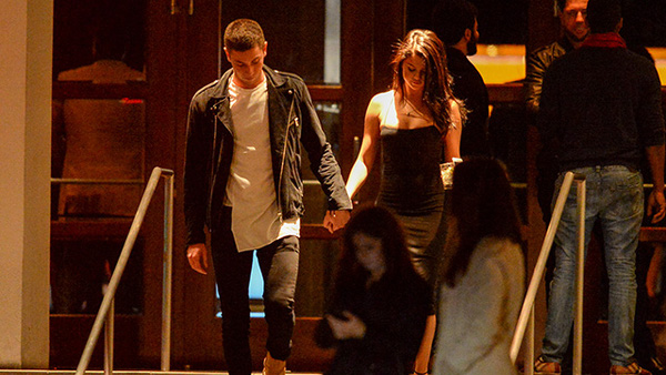 Lộ thêm ảnh Selena Gomez nắm tay "bạn trai tin đồn" rời khách sạn