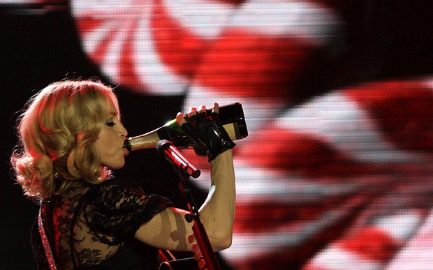 Madonna đến show diễn muộn 3 tiếng vì say xỉn