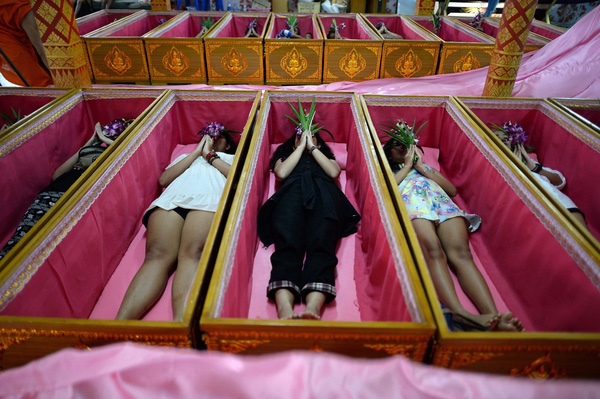 Nghi lễ "giả vờ chết" để xả xui tại Thái Lan