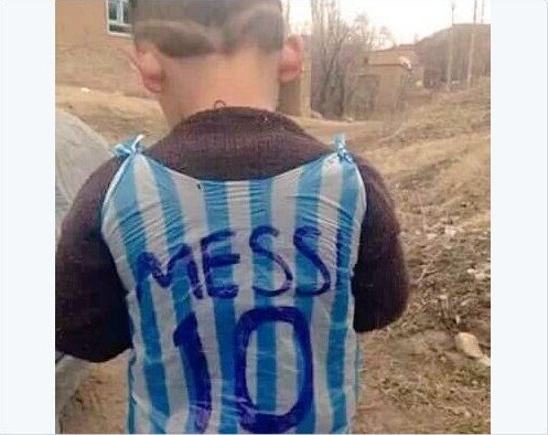 Dân mạng truy tìm cậu bé tự chế áo giống Messi từ rác