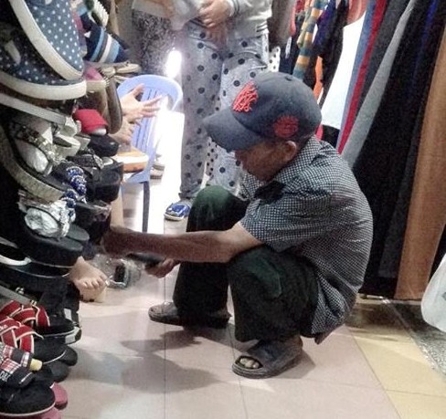 Hơn 1.000 dân mạng chia sẻ chuyện cụ ông mua giày tặng vợ