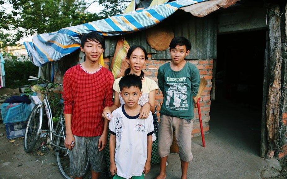 Bố bỏ đi, bốn mẹ con sống ở nghĩa trang lớn nhất Sài Gòn suốt 6 năm trời