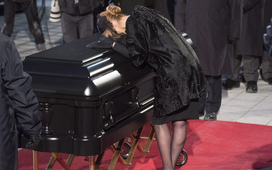 Celine Dion cúi đầu bên linh cữu chồng, tiễn đưa ông lần cuối tại đám tang