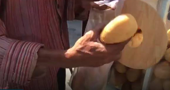 Người lấy 3 ổ bánh mì từ thiện ở Sài Gòn bật khóc vì hiểu nhầm là... tham