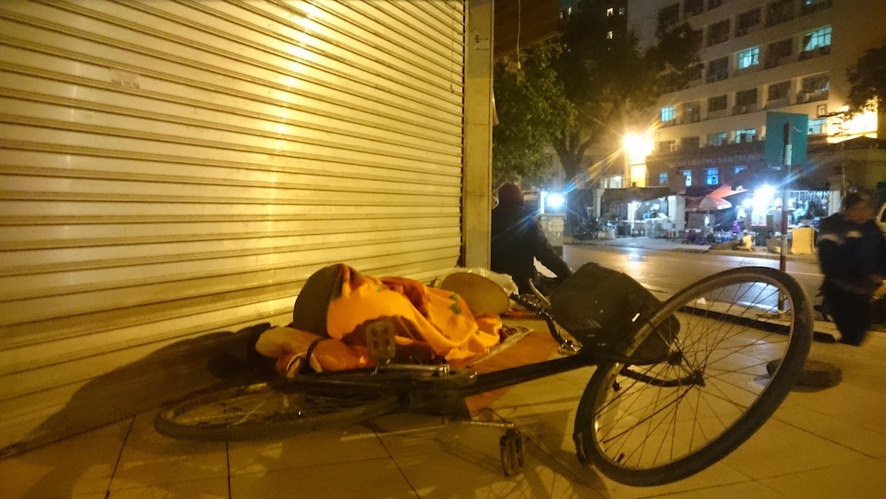 Người vô gia cư run rẩy chống chọi với cái rét thấu xương