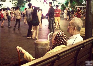 Bức ảnh tràn yêu thương của đôi vợ chồng già "đốn tim" cư dân mạng