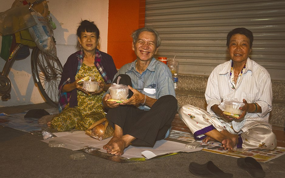 Sài Gòn những đêm không ngủ và phần ăn khuya ấm lòng người vô gia cư
