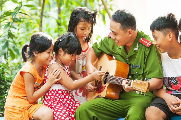 Chiến sĩ Công an dạy đàn miễn phí cho trẻ em khiếm thị ở Hà Nội