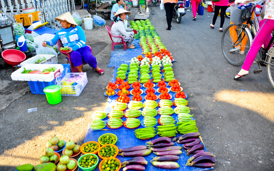Độc đáo khu chợ bán thực phẩm đồng giá 5.000 đồng/đĩa ở Sài Gòn