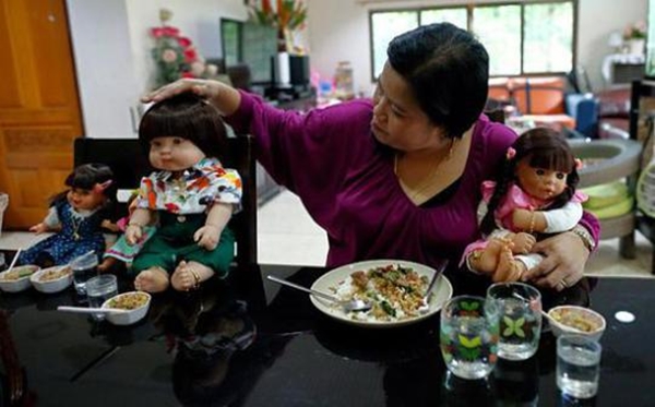 Rộ mốt "nuôi" búp bê tại Thái Lan: Dễ thương hay kỳ quái?
