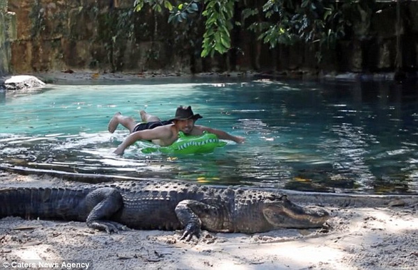 Thanh niên lầy của năm: Một mình ôm phao bơi trong hồ đầy cá sấu