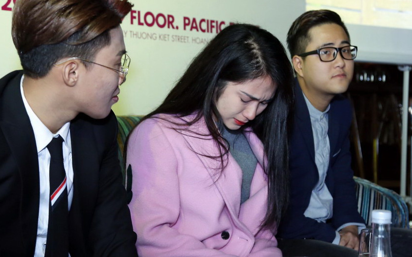 Hòa Minzy khóc nức nở khi nhắc đến những áp lực quanh chuyện tình yêu và công việc