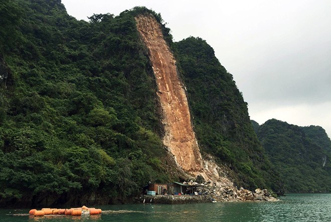 Lở núi ở Quảng Ninh, 3 nạn nhân kẹt sâu 15 m dưới nước