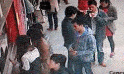 Những mánh khóe móc túi tinh vi của bè lũ trộm cắp, móc túi ở Trung Quốc