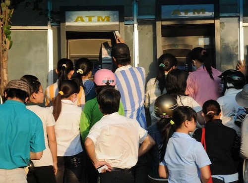 Công nhân "chết đứng" khi rút tiền ATM lại bị nuốt tiền