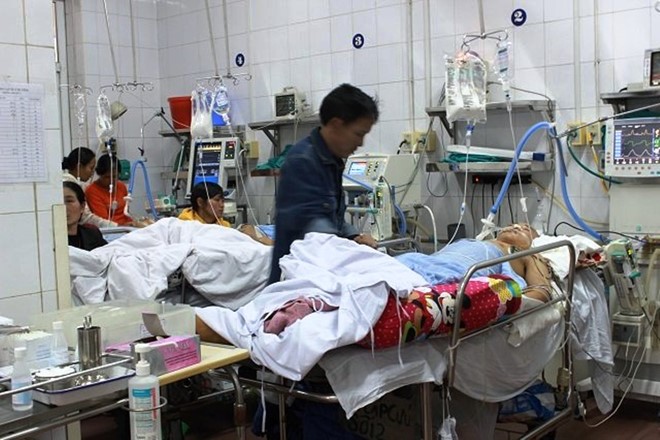 Bệnh viện quá tải Tết, bệnh nhân nằm hành lang chờ cấp cứu