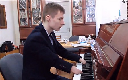 Thiếu niên không tay chơi đàn piano tuyệt hay khiến nhiều người thán phục
