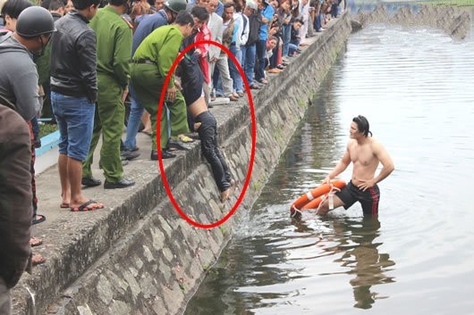 Hàng trăm người vô cảm đứng nhìn nam thanh niên 9x chết dưới hồ