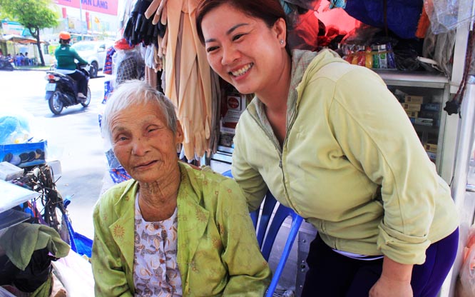 Người Sài Gòn chung tay giúp cụ bà 82 tuổi thực hiện giấc mơ một lần trở về Huế