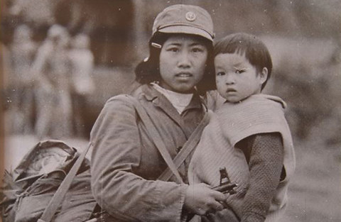 Cuộc hội ngộ của cô bộ đội và cháu bé trong bức ảnh khi giặc Trung Quốc xâm lược