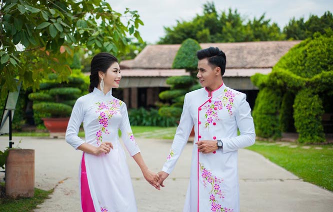 Cặp đôi Hồ Văn Phúc - Ánh Minh tươi mới đầy sức sống với Áo dài cưới Tommy Nguyễn